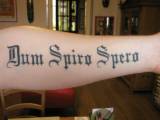 tetovaní na puku napis
