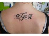 tetování nápisy,Iniciály tetovaní zada