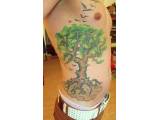 tetovaní strom na bok